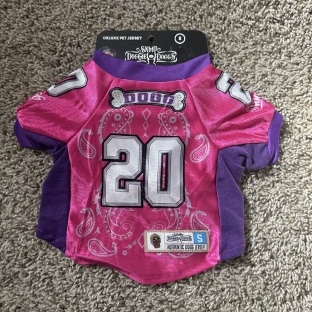 New Authentic SNOOP DOGG Game Day Dog Shirt Jersey Size Small Pink 20 Apparel